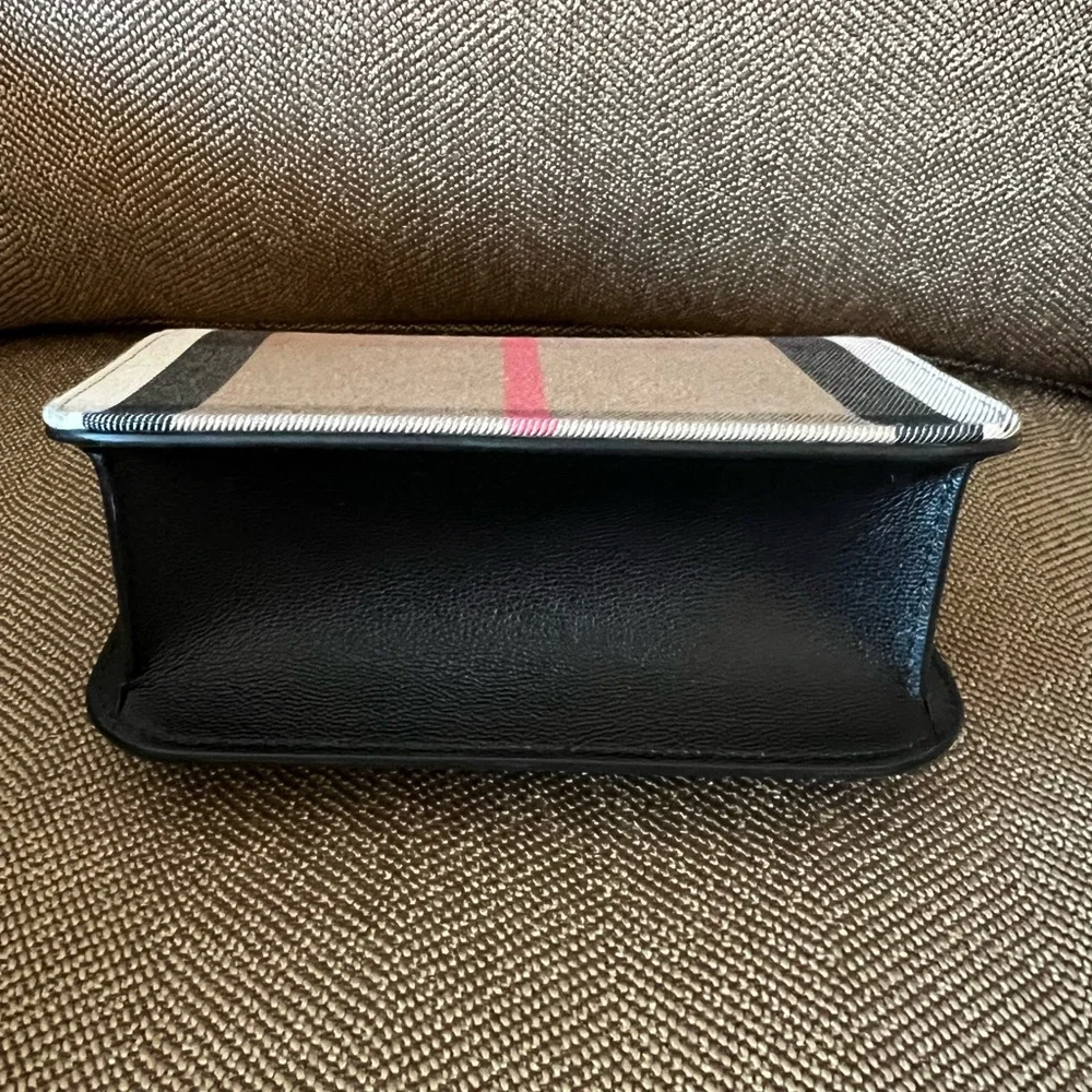 Burberry purse - Picture 12 of 16